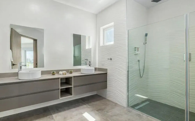 NEW 6 Bedroom Villa 2min Eagle Beach Palm Beach