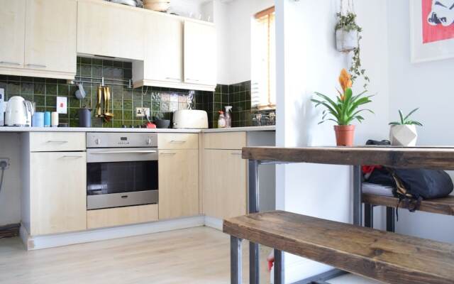 1 Bedroom Flat in East London Sleeps 4