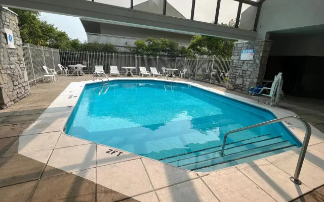 Days Inn & Suites by Wyndham Monroe