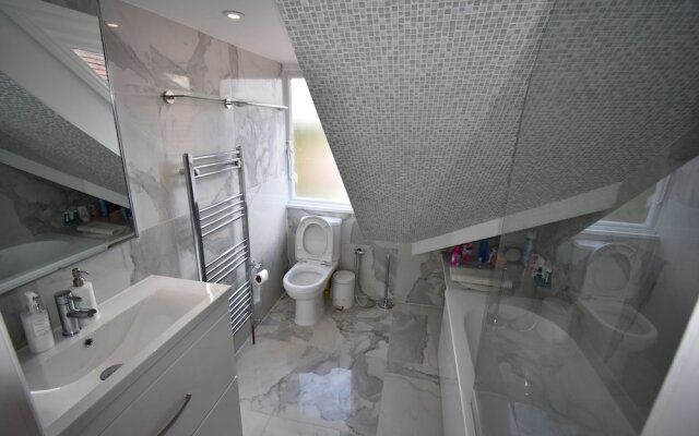 Immaculate 4-bed Apartment in Bournemouth & spa