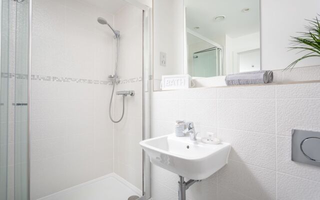 Elliot Oliver - Luxury 3 Bedroom Town Centre Apartment With Parking