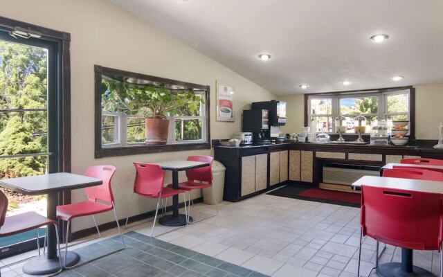 Econo Lodge Pittsburgh