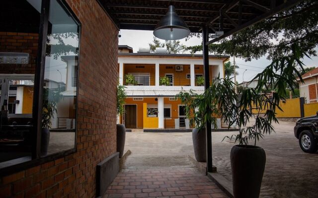 La Villa Cafe & Suites