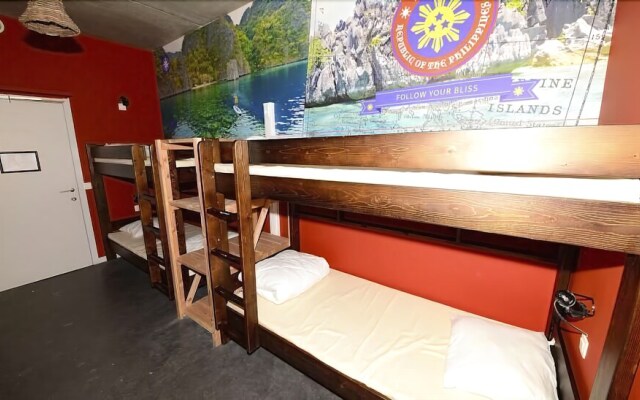 Lakeside Paradise Sleep Inn Hostel