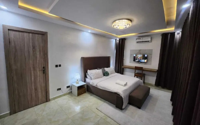 Charming 2- Bedroom Duplex