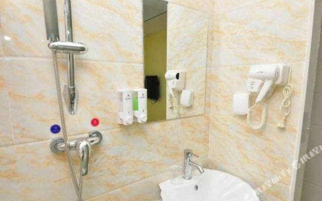 Kaishun Hotel Guangzhou（Lieshi Lingyuan Subway Station）