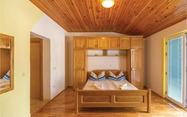 Two-Bedroom Apartment Makarska with Sea View 03