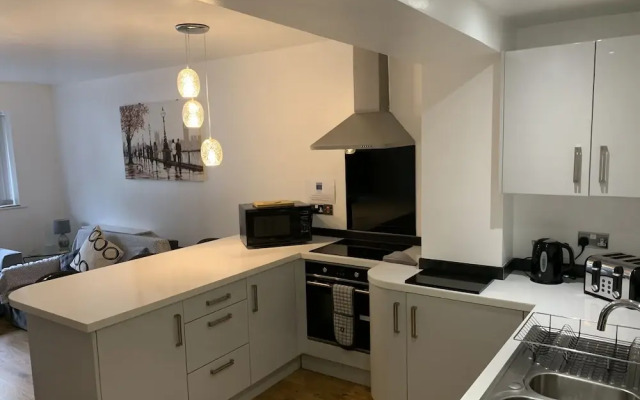 Stylish and Immaculate 2-bed Apartment in Leigh