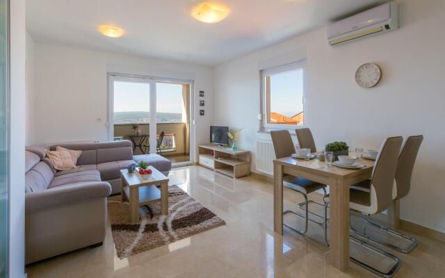 Modern Apartment in Crikvenica with Swimming Pool