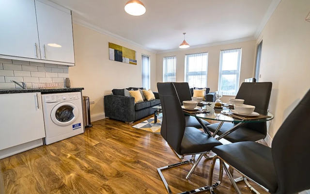 Heathrow Clean 2Bedroom Apt with Parking