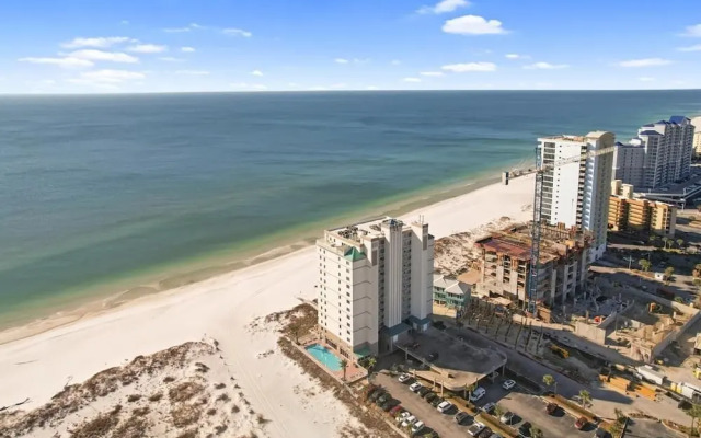 2br/2ba Sleeps 8, Beachfront w/ Pool