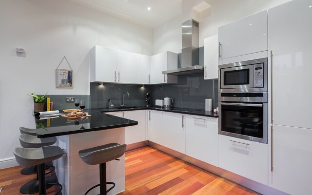 The Kensington Palace Retreat - Modern 2BDR Flat