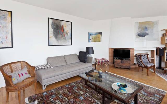 Stunning 3 Bed Apt With Balcony Near Champs Elysée