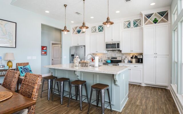 Sweetsol 4 Bedroom Home by RedAwning