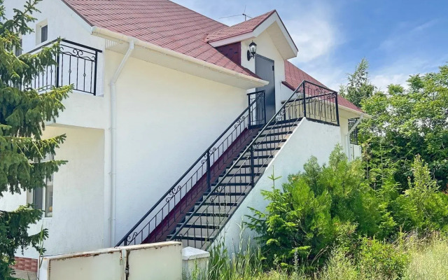Gostevoi dom na beregu ozera Issyk-Kul