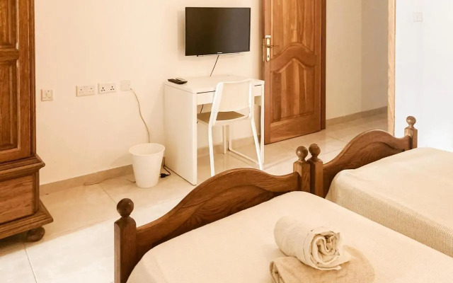 XL Central Home - Sleeps 10 people