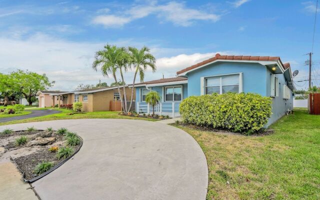 Hollywood Hills 3BD Home w Backyard