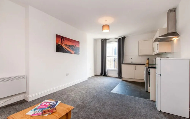 3 Bed Flat in Pedestrianized High Street
