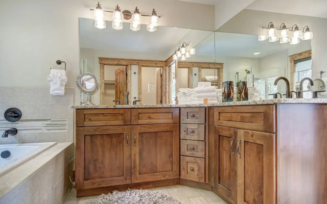 Mountain View Lodge 4 Bedroom Home by RedAwning