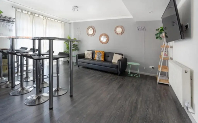 Family Holiday Home With Hot Tub Sleeps 8