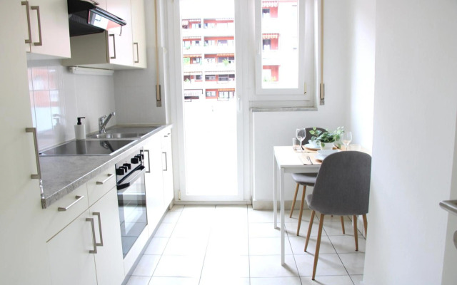 Cozy apartment with Free Parking & close to Lake