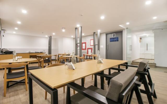 OYO Townhouse 180 Sant Regency