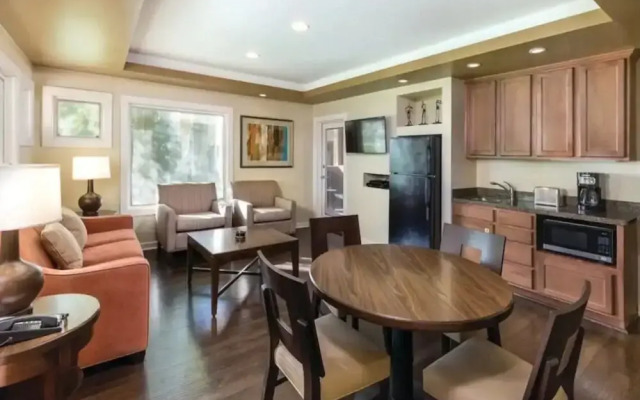Private One Bedroom Condo on Golf Course, free parking