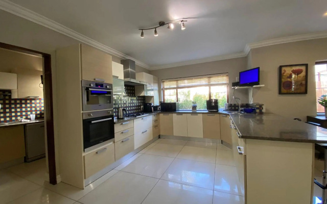The Ridgeback, 4 Bedroom House Bryanston