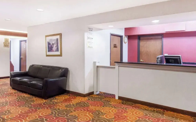 Super 8 Motel - Evansville North