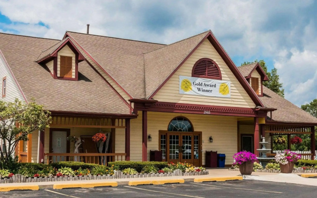 Econo Lodge & Suites Grand Rapids Airport
