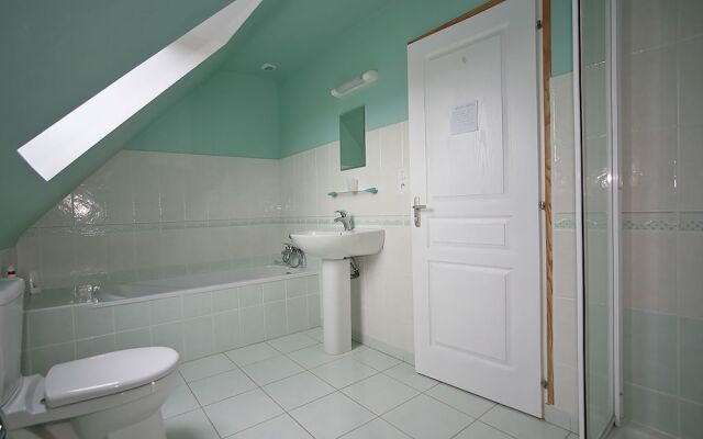 Classic Holiday Home in Riec-sur-bélon With Private Garden