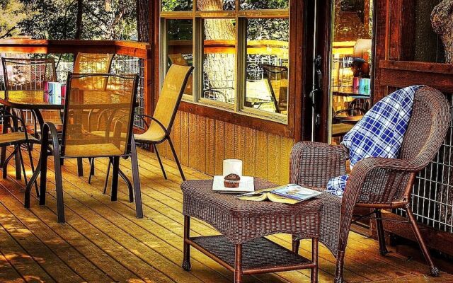 River Rd. Treehouses-Mourning Dove Haus