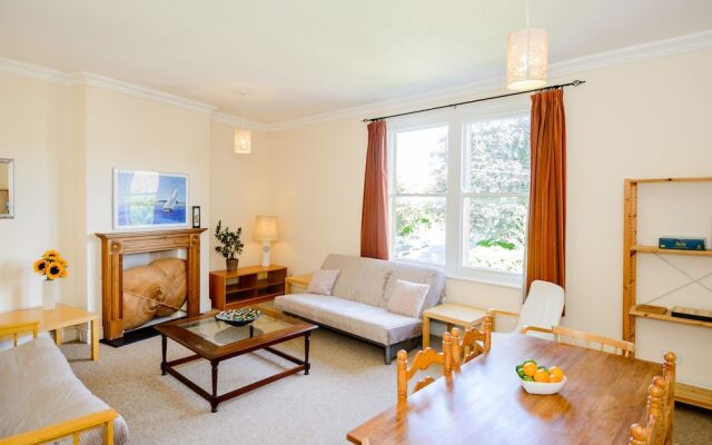 Spacious 4 Bedroom Home on Gloucester Road