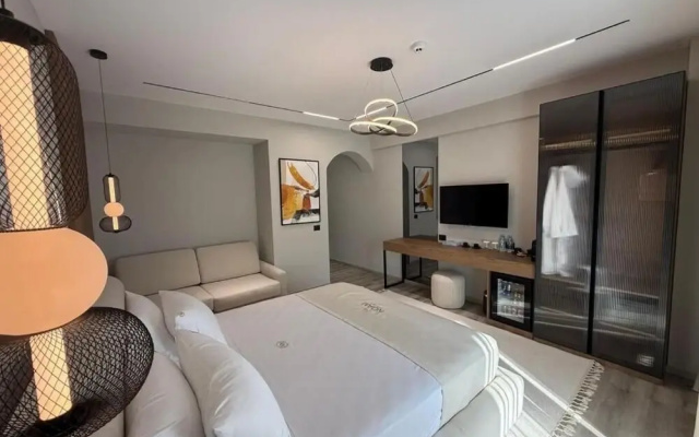 Noam Luxury Hotel