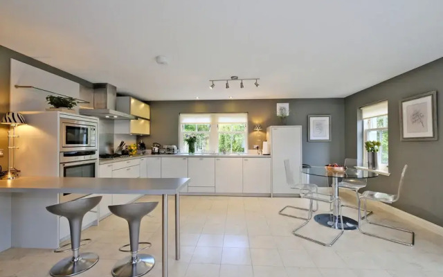 Sensational Aberdeen Home With Furnished Balcony