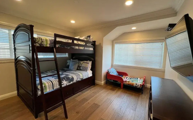 Fantastic 6 bedroom, 4.5 bath home (4 master Suites), pool home