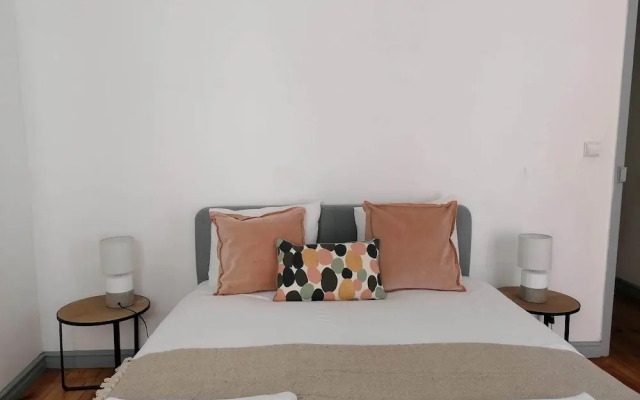 Stunning Apartment With Yard in Alfama