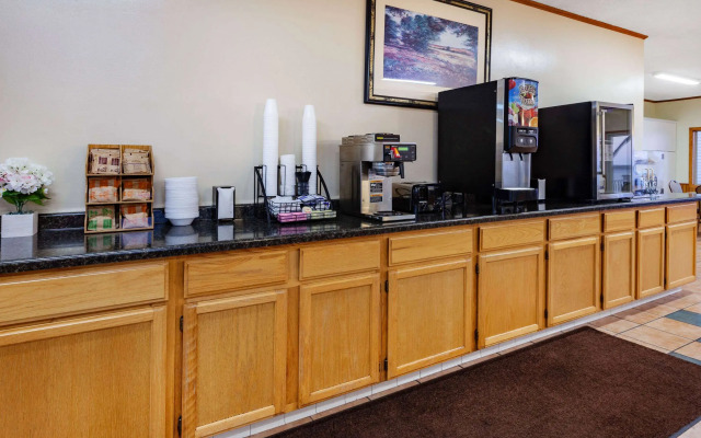 Days Inn & Suites by Wyndham St. Ignace Lakefront