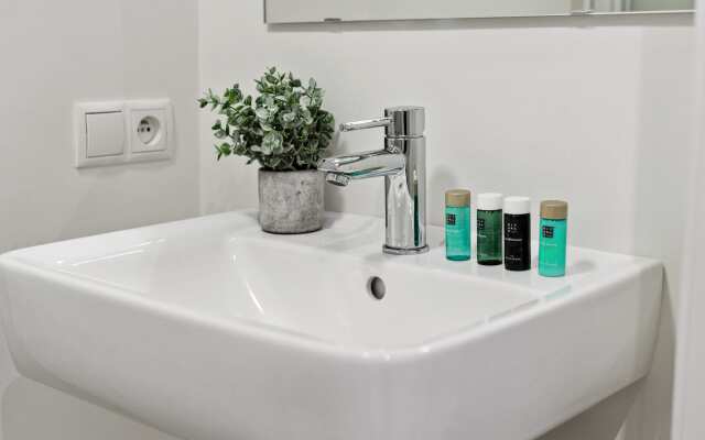 Centrally Located 2 Bedroom Apartment With Parking