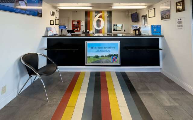 Motel 6 Janesville, WI