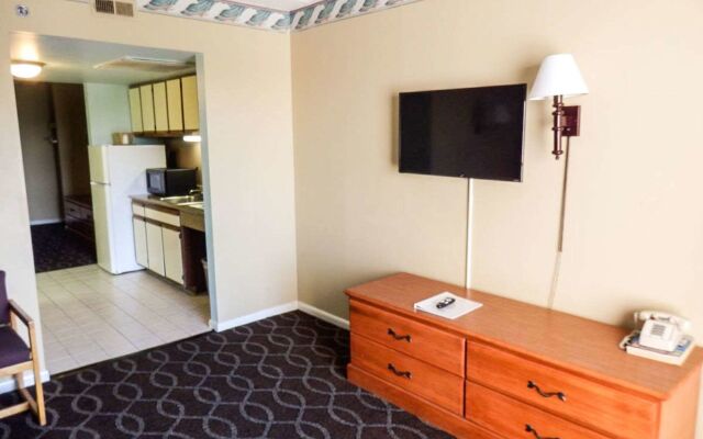 Red Roof PLUS+ & Suites Virginia Beach – Seaside