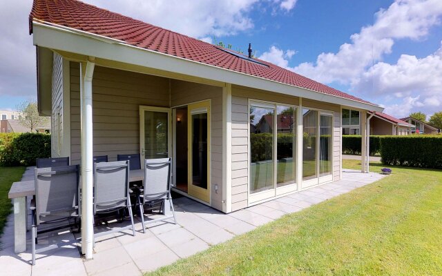 Comfortable holiday home with two bathrooms at Veerse Meer