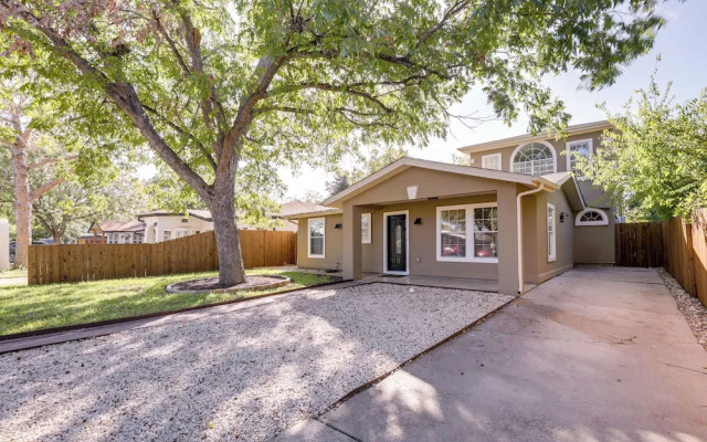 5 Mi to Dtwn Austin: Vibrant Home w/ Patio