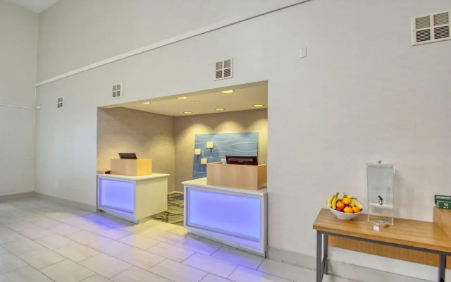 Holiday Inn Express Hotel & Suites Oshkosh by IHG