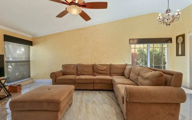 Golden Tropics 30 Minutes From Superbowl 2020 Pool Fenced Backyard