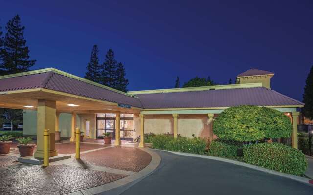 Howard Johnson by Wyndham Sacramento Downtown