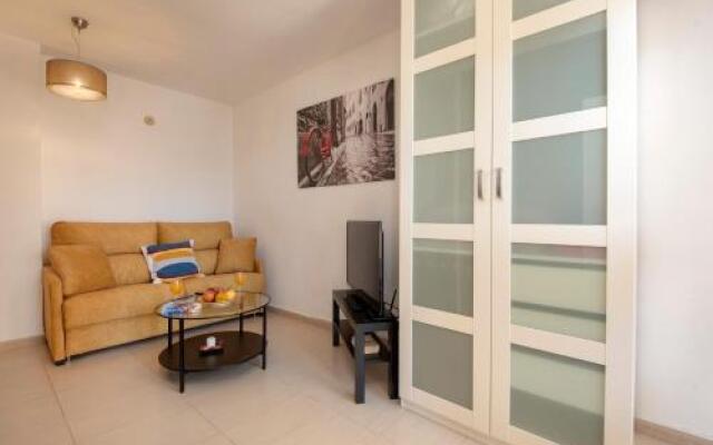 Apartamento con terraza y piscina junto a la playa