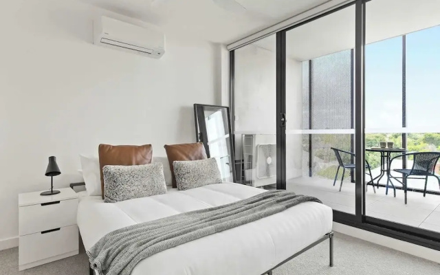 Central Oakleigh 2BR Apartment w Parking