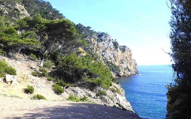 Studio in Sanary-sur-mer, With Wonderful Mountain View and Enclosed Ga
