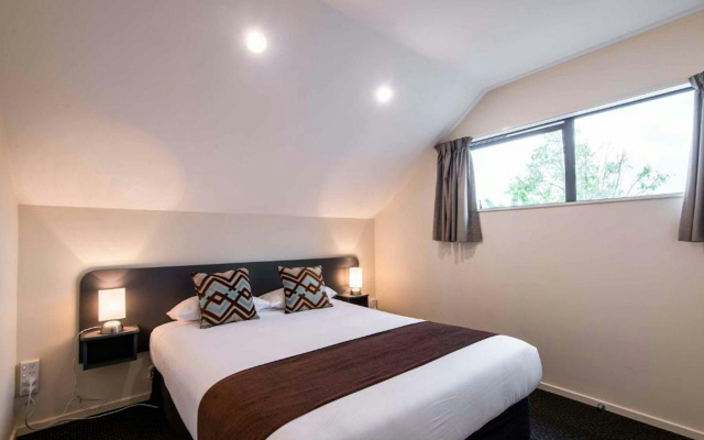 298 Westside Motor Lodge